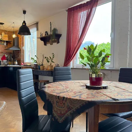 Old School - Charming Place, 15 Minutes To Old Town & Seaside Δωμάτια σε οικογενειακή κατοικία Γκντανσκ